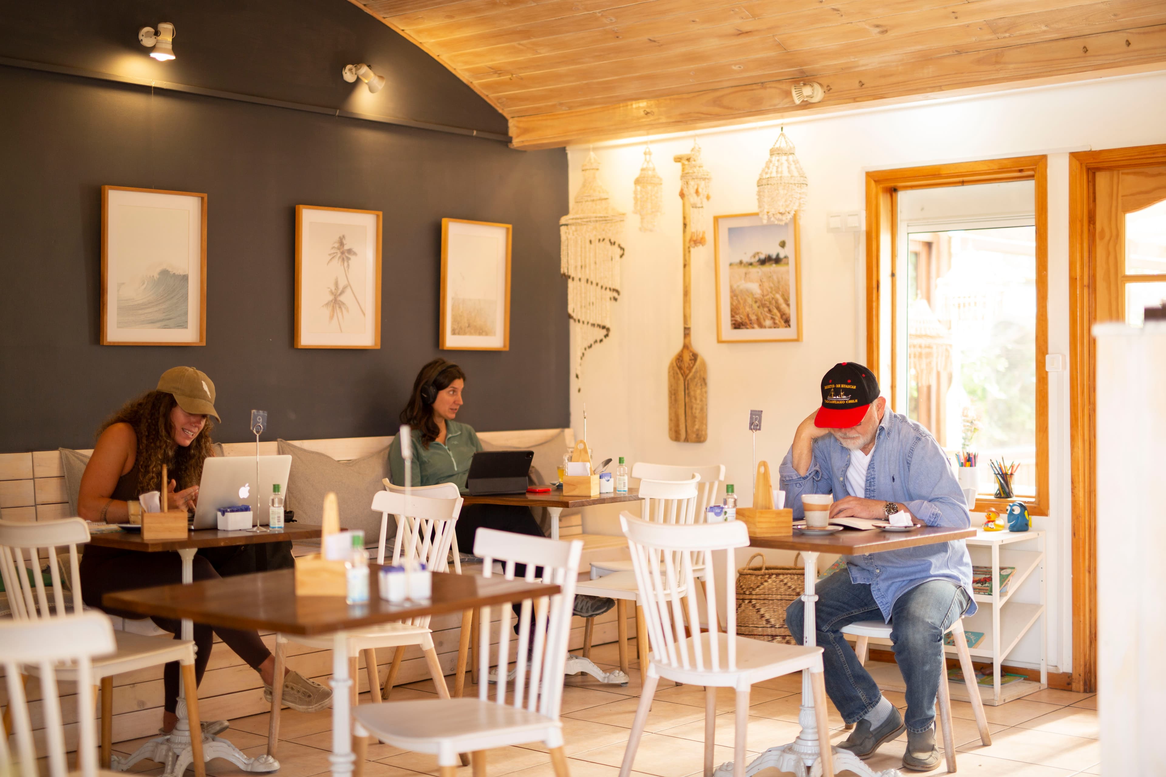 Interior acogedor de Boreal con mural marino